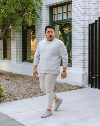 Как носить серый свитшот с бежевыми джинсами мужчине