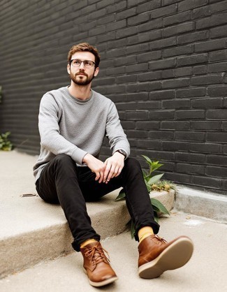 Как носить серый свитшот с черными джинсами мужчине