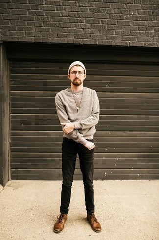 Как носить серый свитшот с черными кожаными повседневными ботинками мужчине