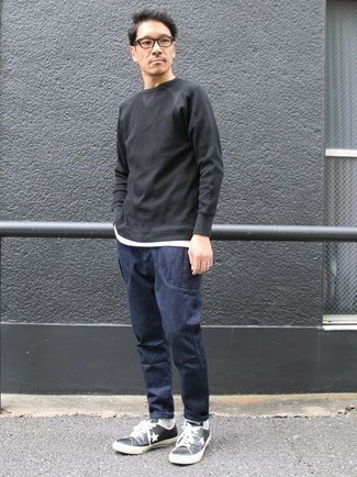 Как носить серый свитшот с черными низкими кедами мужчине