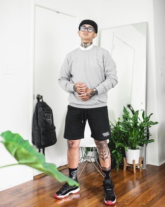 Как носить серый свитшот с черными шортами мужчине