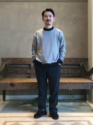 Как носить серый свитшот с черными замшевыми ботинками дезертами