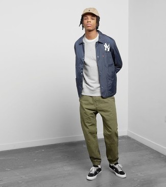 Как носить серый свитшот с синей курткой-рубашкой мужчине