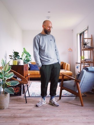 Как носить серый свитшот с коричневыми кроссовками мужчине