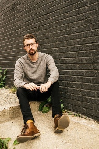 Какие повседневные ботинки носить с серым свитшотем мужчине