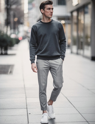 Как носить серый свитшот с темно-серыми брюками чинос