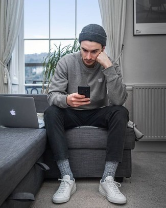 Как носить серый свитшот с темно-серыми брюками чинос