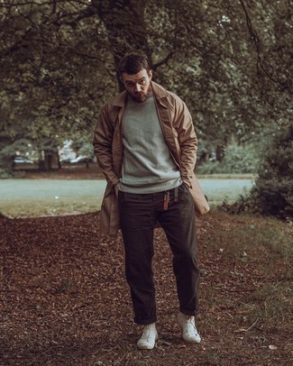 Как носить серый свитшот с темно-коричневыми брюками чинос