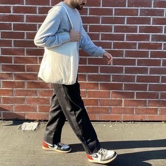 Как носить серый свитшот с темно-коричневыми брюками чинос