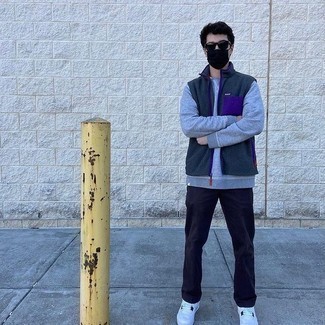 Какие куртки без рукавов носить с серым свитшотем мужчине