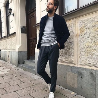 Как носить серый свитшот с серыми классическими брюками мужчине