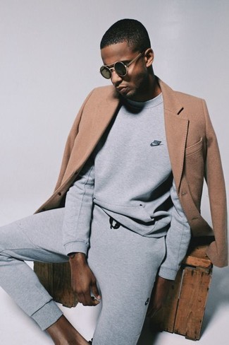 Как носить серый свитшот с серыми спортивными штанами мужчине