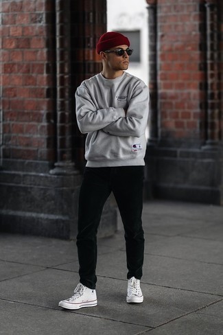 Какие высокие кеды носить с серым свитшотем мужчине