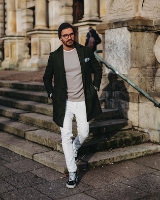 Какие высокие кеды носить с серым свитшотем мужчине