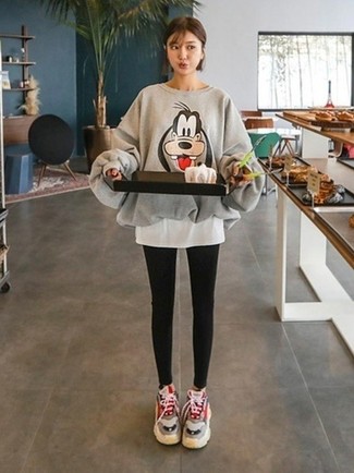 Какие леггинсы носить с серым свитшотем