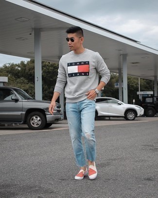 Как носить серый свитшот с голубыми рваными джинсами мужчине
