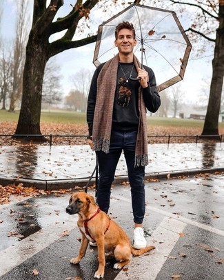 Как носить серый свитшот с темно-синими брюками чинос