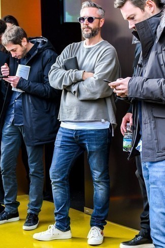 Как носить серый свитшот с темно-синими джинсами мужчине