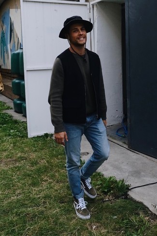 Как носить серый свитшот с темно-синими джинсами мужчине