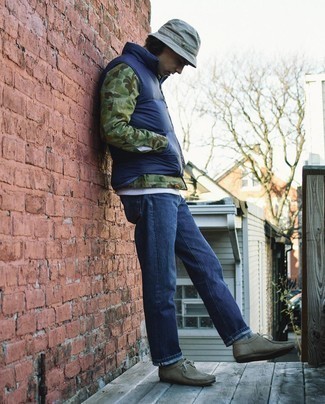 Как носить серый свитшот с темно-синими джинсами мужчине