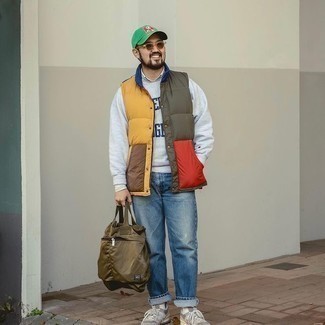 Как носить серый свитшот с темно-синими джинсами мужчине