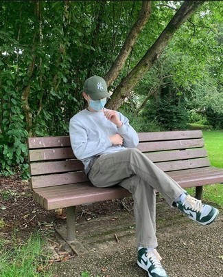 Как носить серый свитшот с оливковыми брюками карго