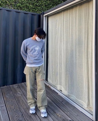 Как носить серый свитшот с оливковыми рваными джинсами мужчине