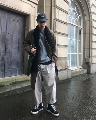 Какие длинные пальто носить с серым свитшотем