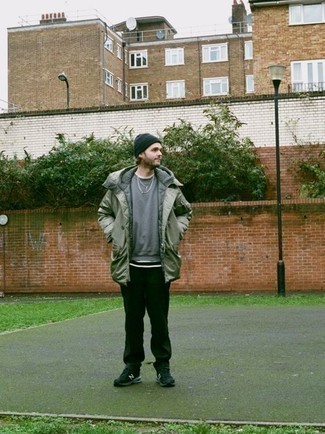 Какие парки носить с серым свитшотем мужчине