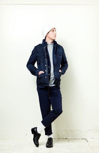 Какие рубашки с коротким рукавом носить с серым свитшотем мужчине