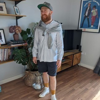 Какие шорты носить с серым свитшотем мужчине