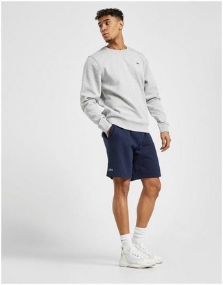 Какие шорты носить с серым свитшотем мужчине