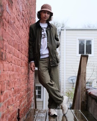 Как носить серый свитшот с светло-коричневыми кроссовками мужчине