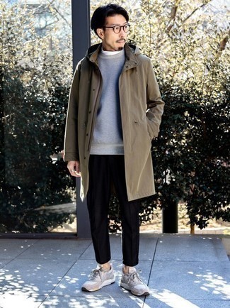 Как носить серый свитшот с светло-коричневым дождевиком мужчине