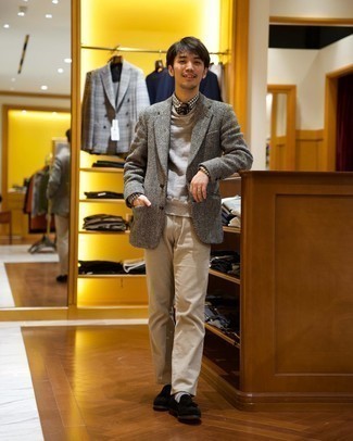 Какие лоферы с кисточками носить с серым свитшотем