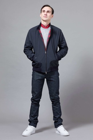 Как носить серый свитшот с белыми кожаными низкими кедами мужчине