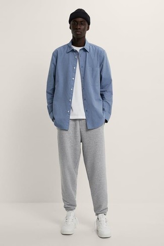 Как носить серый свитшот с белыми кожаными низкими кедами мужчине