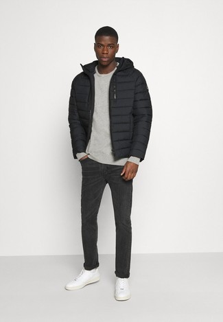 Как носить серый свитшот с белыми кожаными низкими кедами мужчине