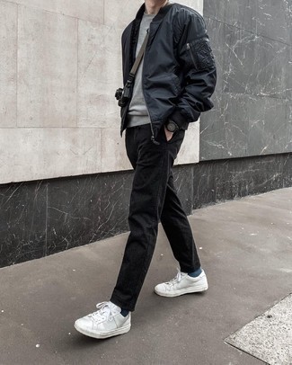 Как носить серый свитшот с белыми кожаными низкими кедами мужчине