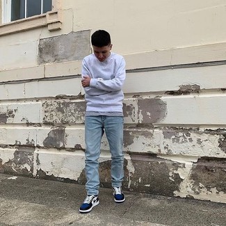 Как носить серый свитшот с белыми кожаными низкими кедами мужчине