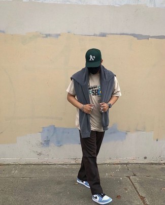 Как носить серый свитшот с белыми кожаными низкими кедами мужчине