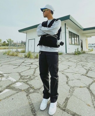 Как носить серый свитшот с белыми кожаными низкими кедами мужчине