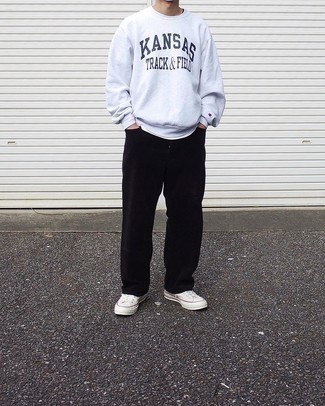 Как носить серый свитшот с белыми низкими кедами мужчине