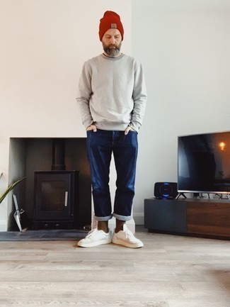 Как носить серый свитшот с белыми низкими кедами мужчине