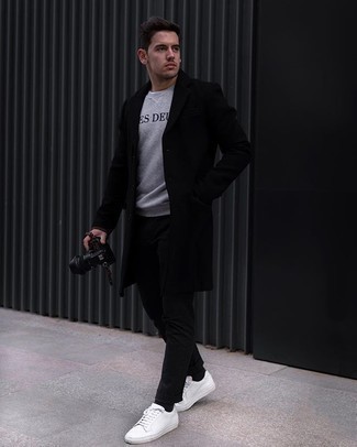 Как носить серый свитшот с белыми низкими кедами мужчине