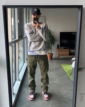 Как носить серый свитшот с белыми низкими кедами мужчине