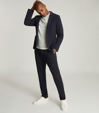 Как носить серый свитшот с белыми низкими кедами мужчине