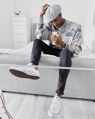 Как носить серый свитшот с белыми низкими кедами мужчине