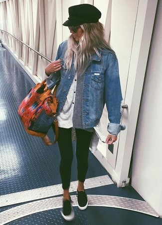 С чем носить серую футболку женщине