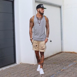 Как носить серую майку с бежевыми шортами мужчине